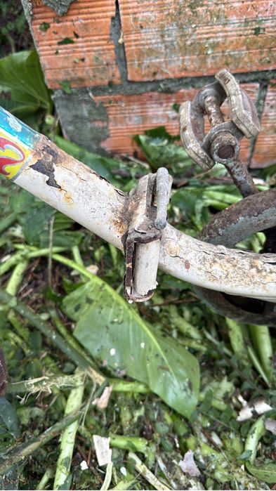 Bicicleta antiga para restauro