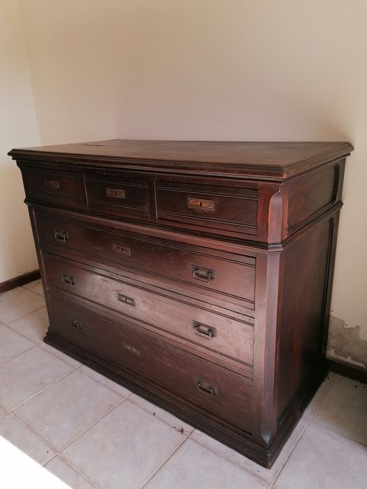 Cómoda antiga em madeira de castanho
