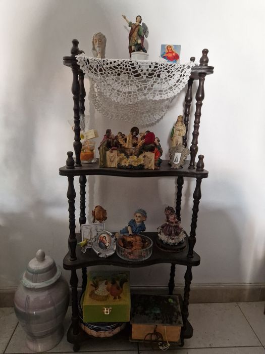 Três Pequenas Estantes de apoio