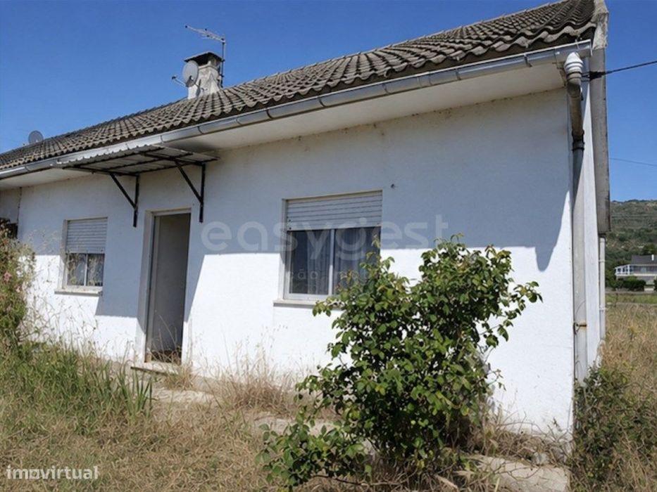 Moradia T2 com terreno em Orjais - Covilhã | Potencial para renovação