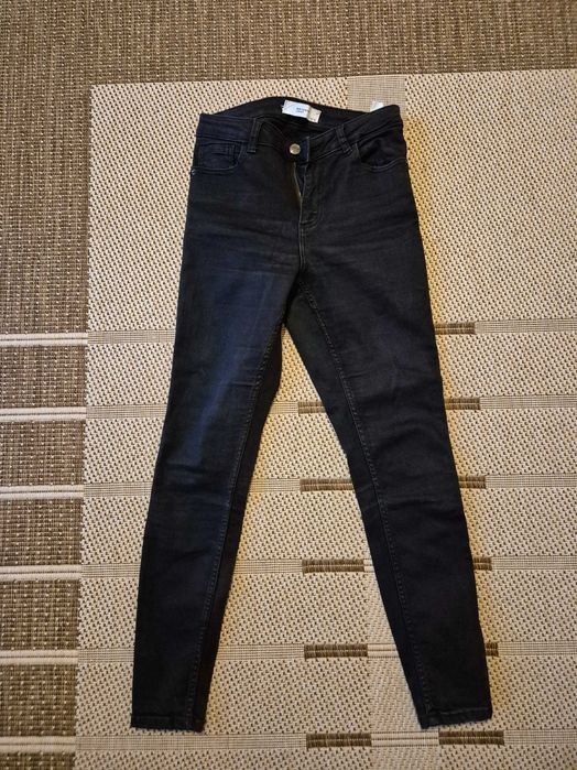 Czarne spodnie jeans reserved