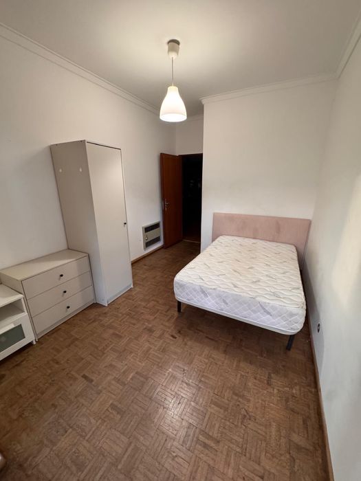 Alugo quarto no Areeiro