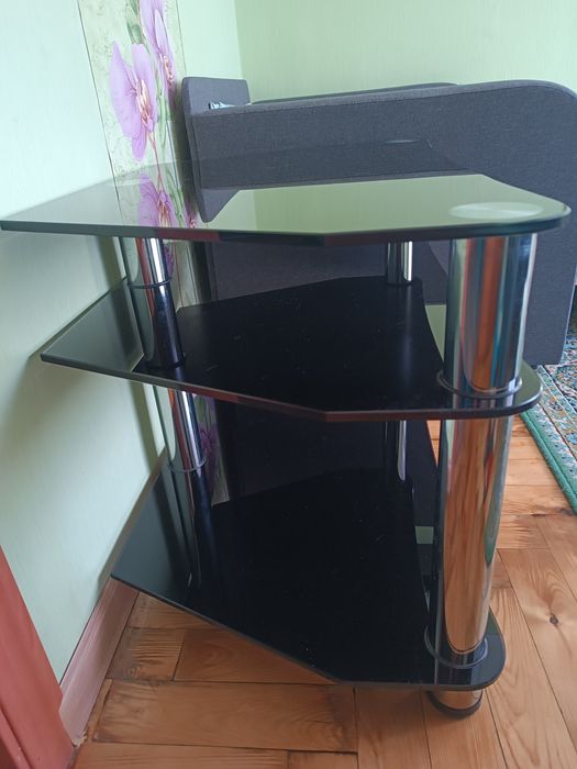 Стеклянный стол состояние отличное
