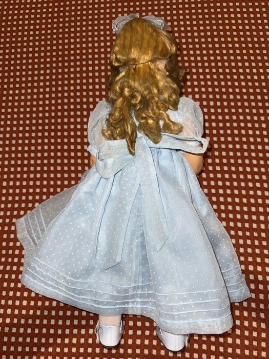 Boneca europeia em massa composta com movimento de cabeça