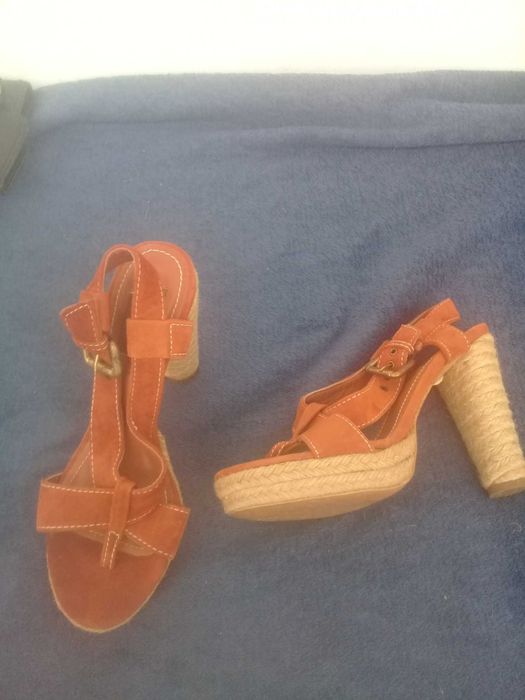 Calçado de vários gêneros