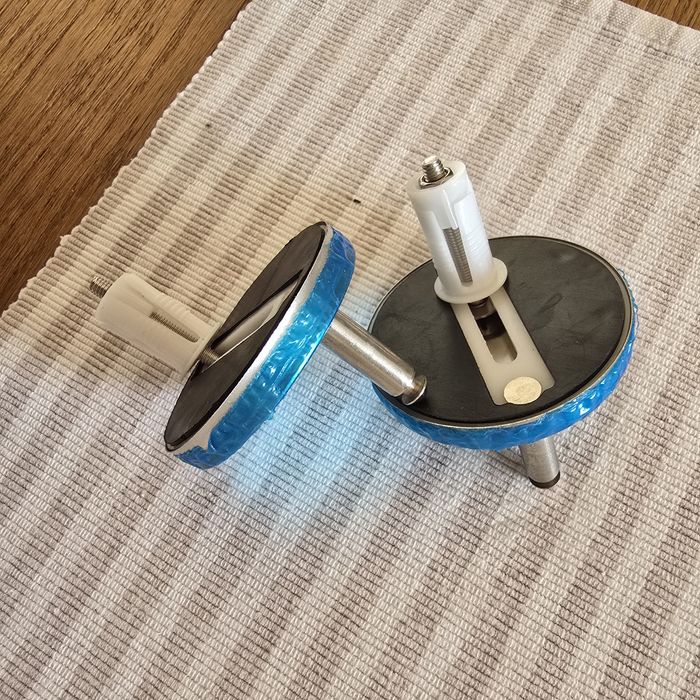 Śruby, kołki rozporowe do montażu deski klozetowej