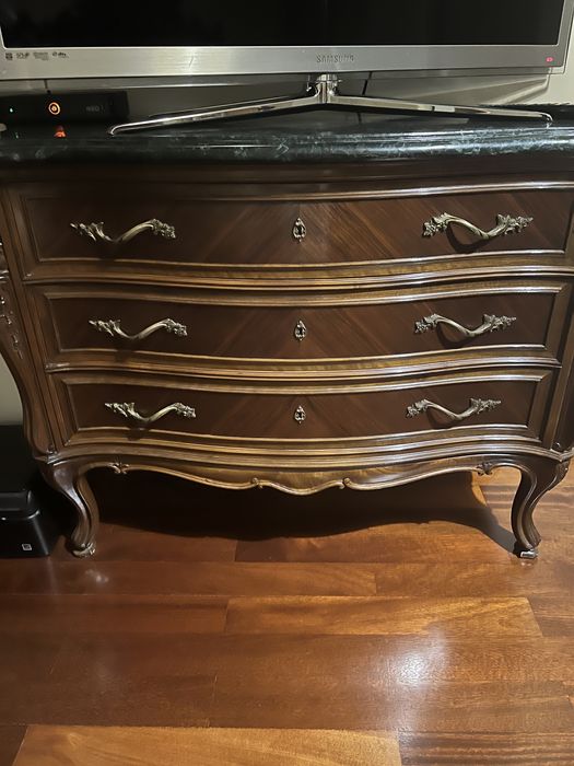 Quarto de antiquário completo em madeira maciça!