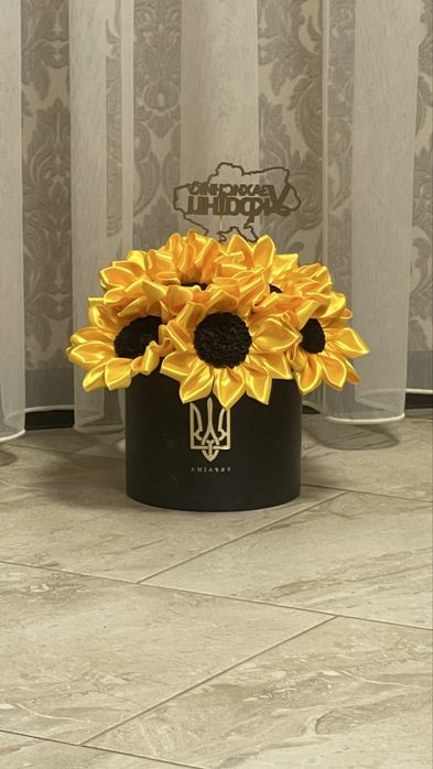 Квіти з атласної стрічки.