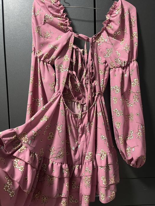 Продам сукні в каруселі 5шт