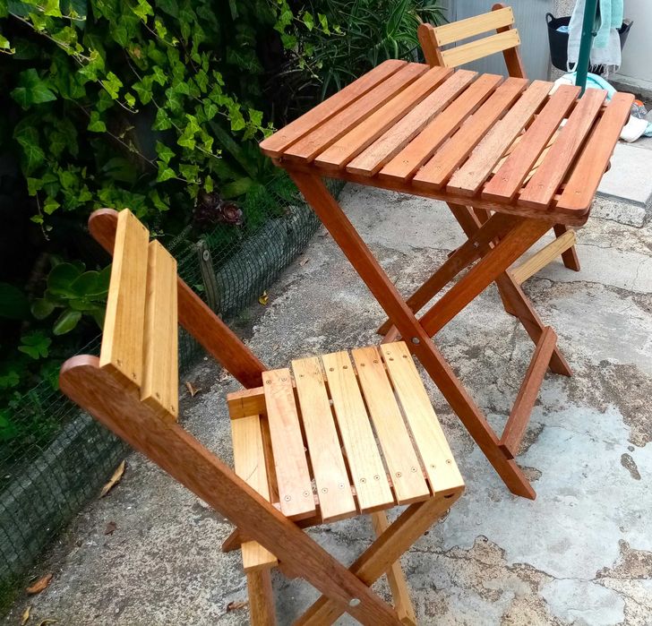 Mesa e Cadeira em Madeira