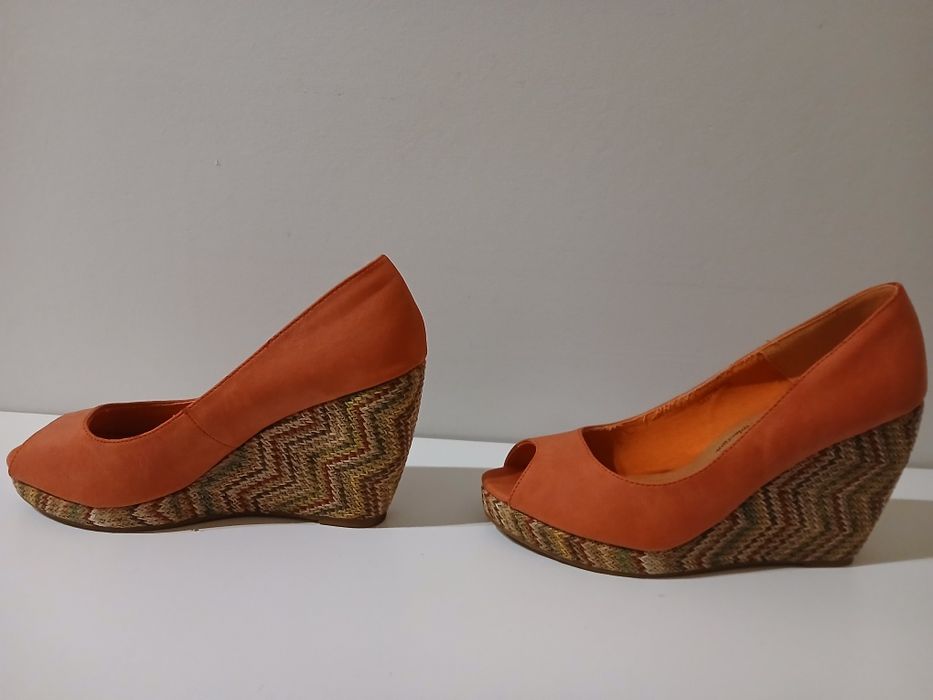 Sapatos cor salmão, com cunha colorida