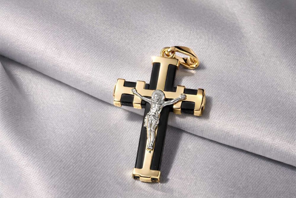 Элегантный крест из желтого и белого золота с каучуком