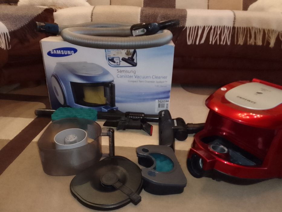 Пилосос контейнерного ого типу Samung sc6590 в робочому стані.