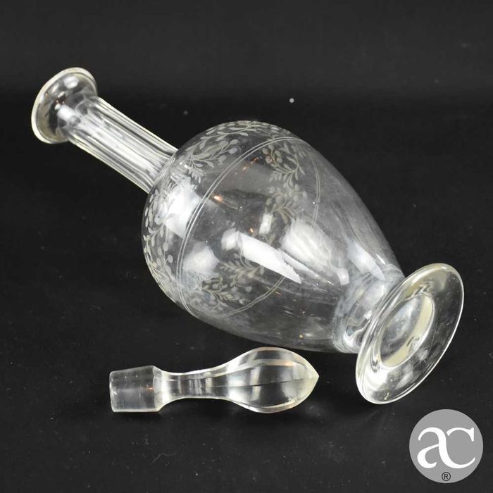 Garrafa com rolha em Vidro / Cristal com gravados