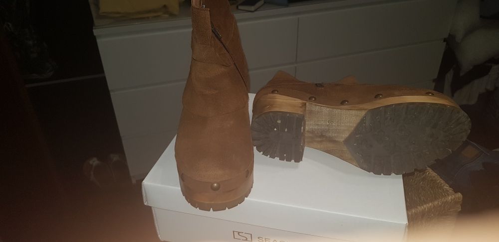 Botas pretas e castanhas