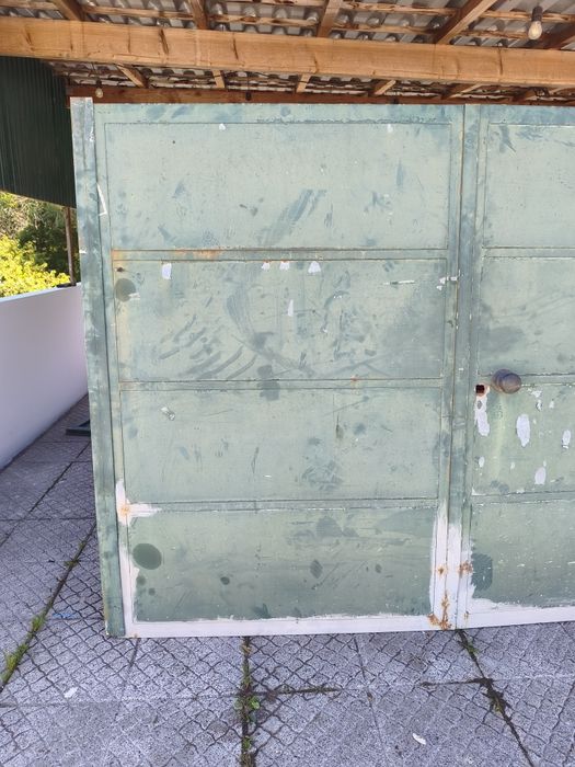Portão de Ferro de 2 Folhas – 2.57m x 1.87m (Ideal para Garagem ou Anexo)