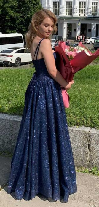 Продам, вечірню сукню з синім мерегкотінням.
