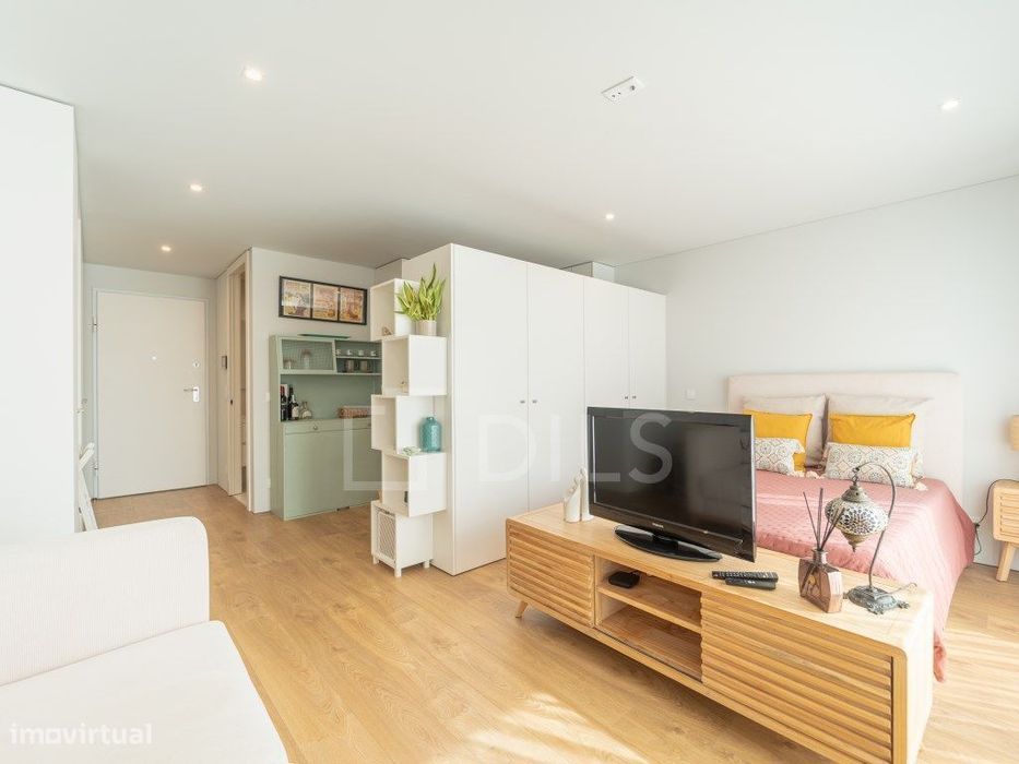 Apartamento T0 com varanda, garagem e arrumos em Matosinhos