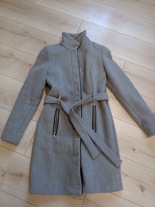 Płaszcz jasnoszary z wiązaniem