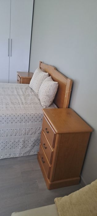 Cama casal c mesas cabeceira.64285475392641124