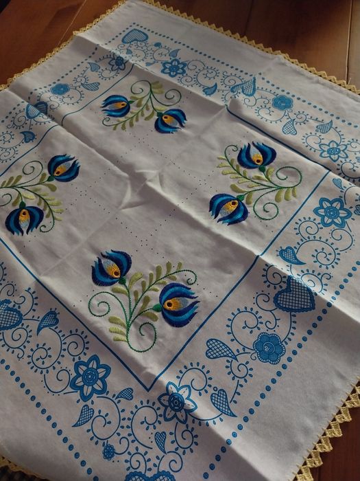 Toalhas bordadas e rematadas a crochet