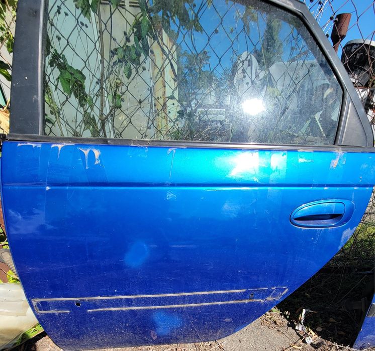 Тоёта авенсис т22 Продам двери левая сторона