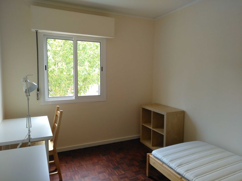 Arrenda-se QUARTO individual em CARCAVELOS