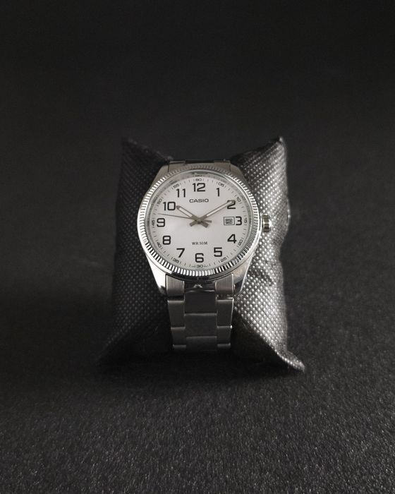 Casio MTP-1302 – Mostrador Branco – Como Novo