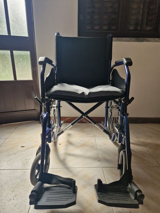 Cadeira de Rodas Breezy 90/Dobrável – Excelente Estado + Almofada Incluída