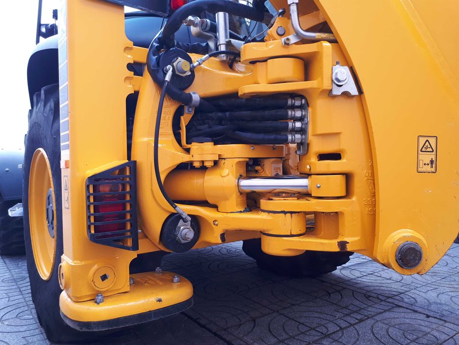 Máquina Retroescavadora JCB 3CX de 2024