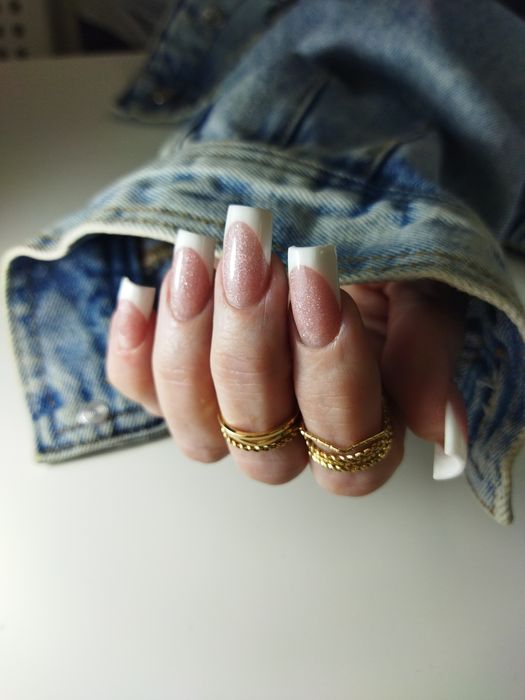 Манікюр, педикюр, нарощення нігтів, корекція