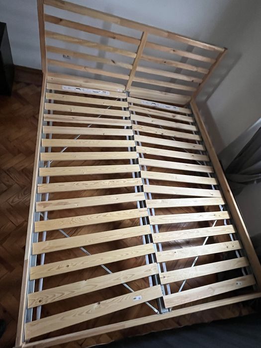 Cama em Pinho do Ikea