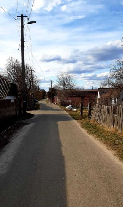 Продам 23 сот. с.Забір´я 2-га лінія від озера, всі комунікації ,  хата