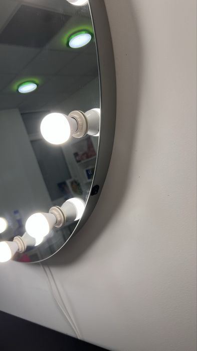 Дзеркало з лампочками