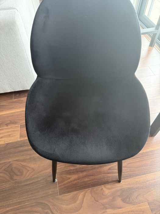 Cadeira preta usada e em bom estado.