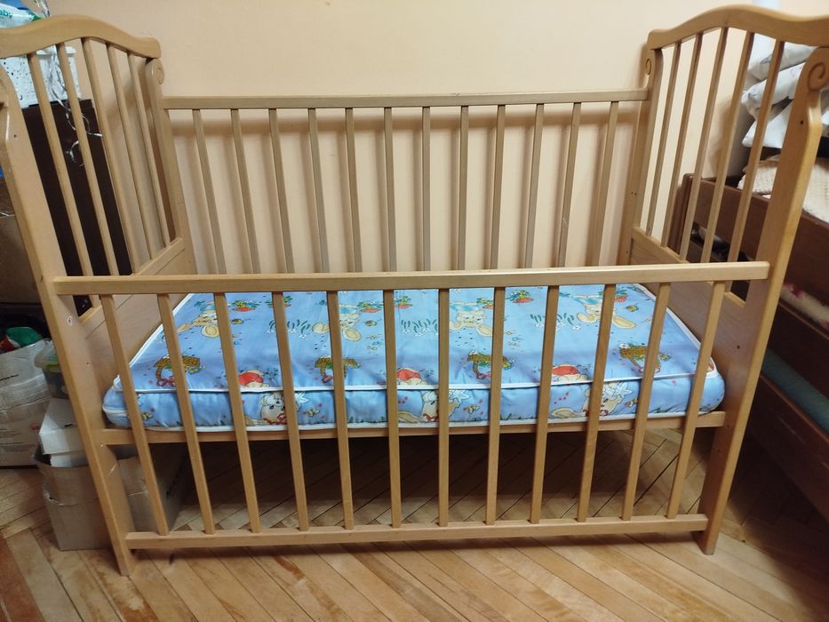 Дитяче ліжечко в гарному стані