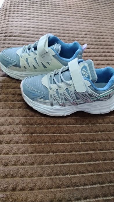 Кросівки для дівчинки, розмір 35,стелька 21 см.