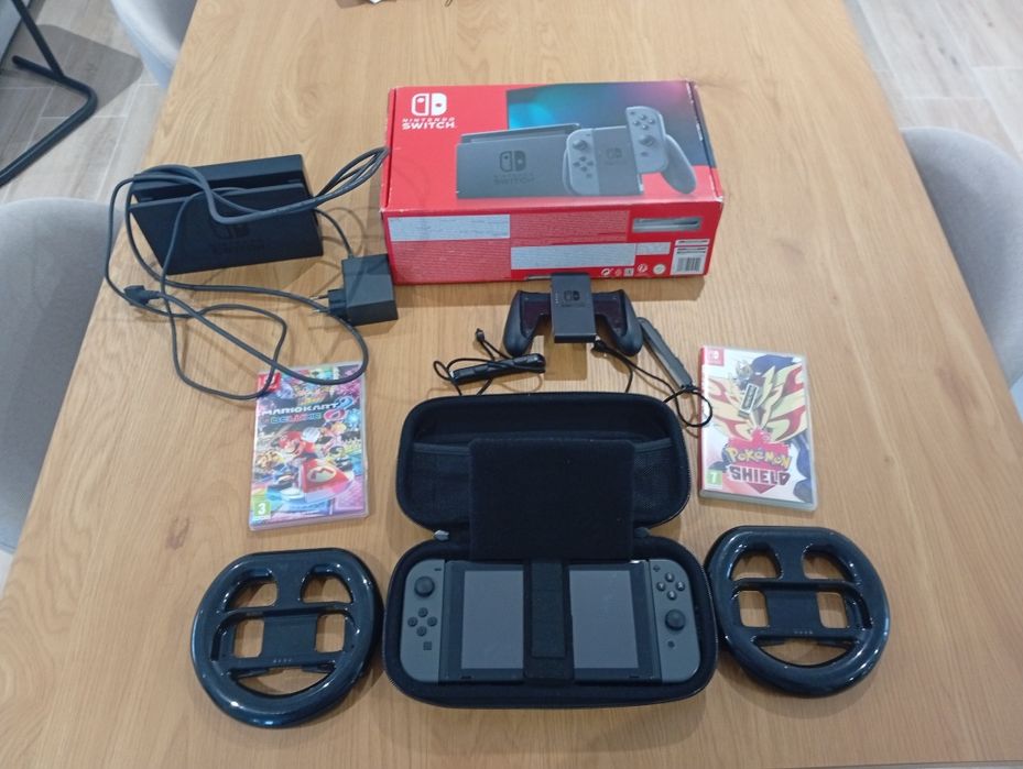 Nintendo Switch + Mario Kart + Zelda BOTW + Pokémon Shield + Extras