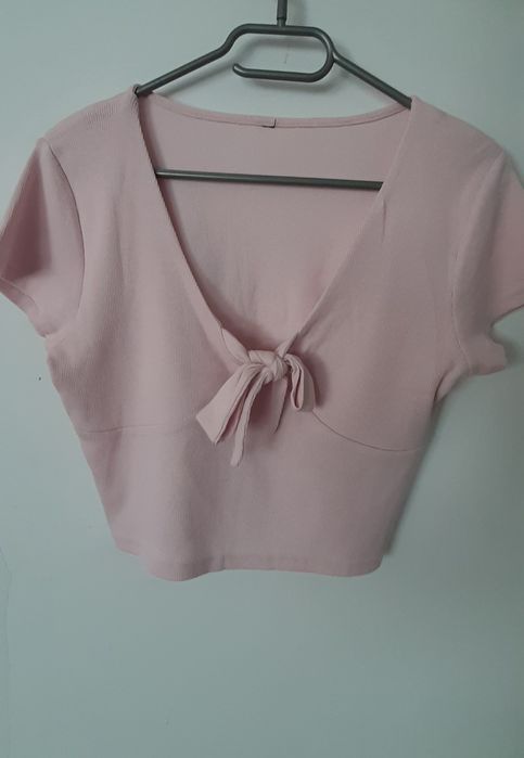 Różowy prążkowany crop top z wiązaniem