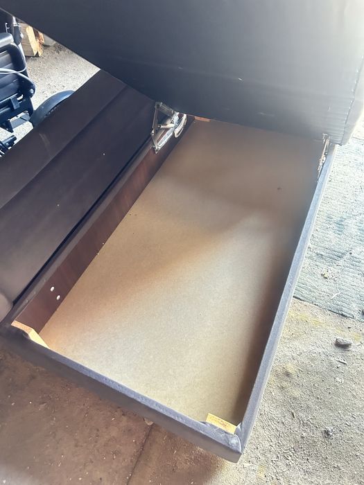 Tapczan z pojemnikiem