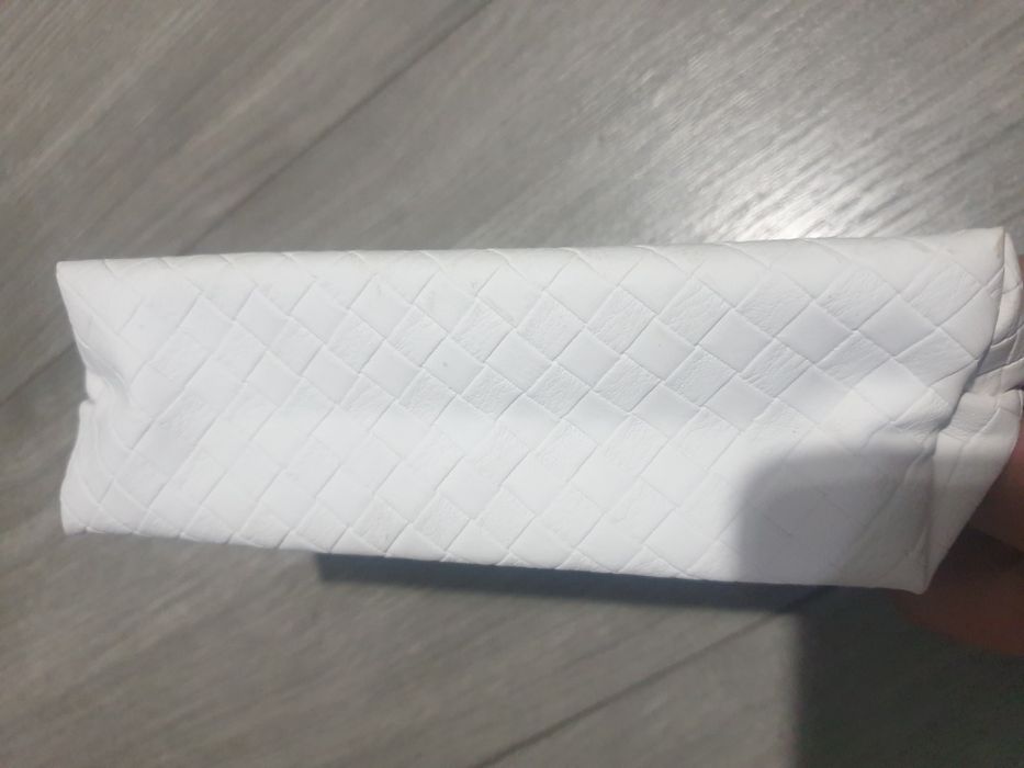 Biała kosmetyczka saszetka 18 cm kratka