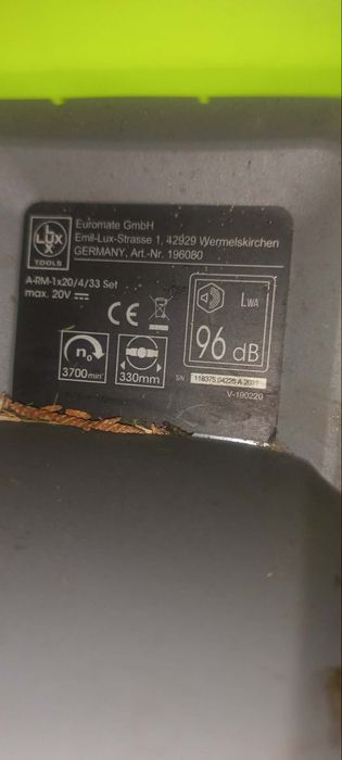Akumulatorowa kosiarka podkaszarka.