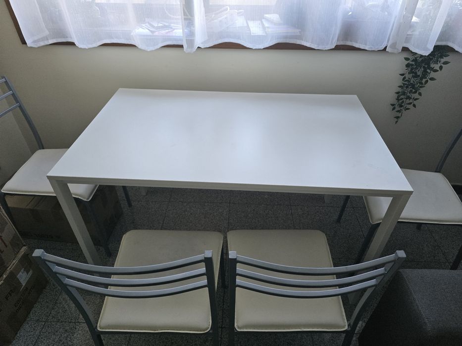 Mesa de jantar e 4 cadeiras