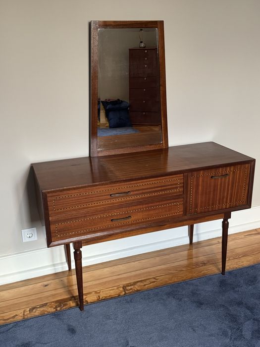 Aparador / Consola Vintage em Madeira Nobre com Espelho