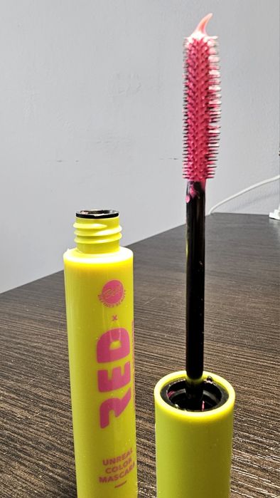 Bell, Red Lipstick, Unreal Color Mascara, Freaky. Różowy tusz do rzęs.