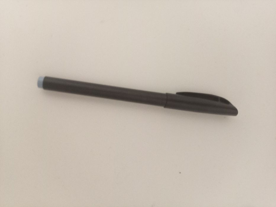 Caneta preta por usar