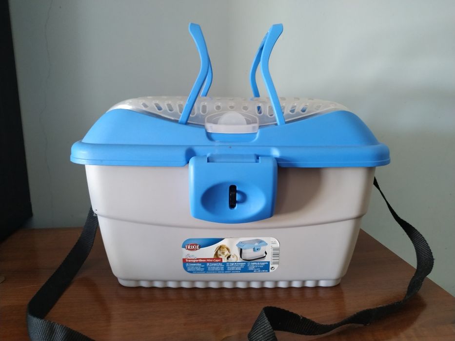 Caixa de transporte de animais de pequeno porte.