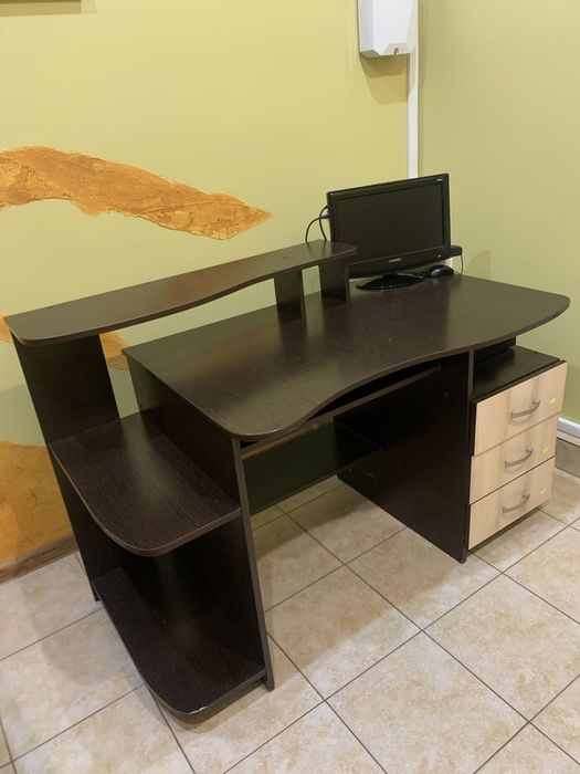 Стіл  письмовий комп'ютерний