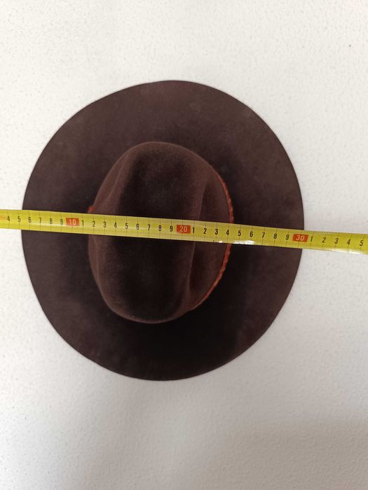 Chapéu antigo castanho de abas largas