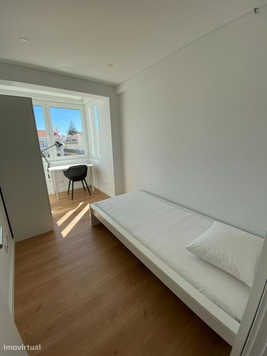 Quarto - localizado em Oeiras Lisbon